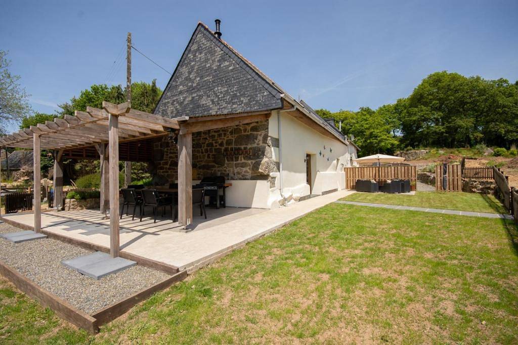 Scheune für 8 Personen mit Terrasse in Bulat-Pestivien, Guingamp Region