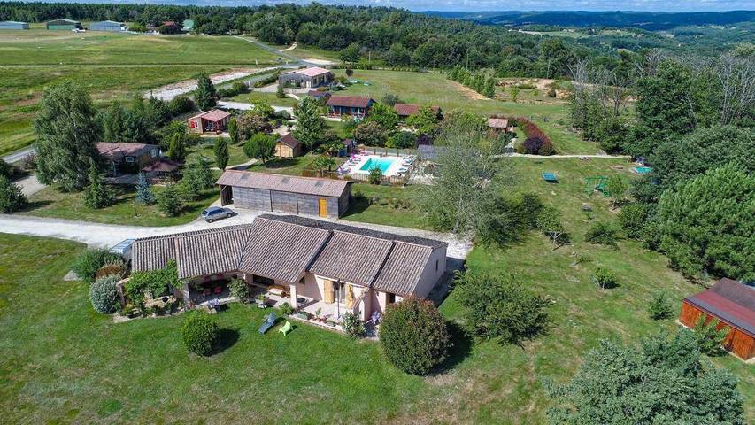 Parc de vacances pour 7 personnes, avec Balcon et Terrasse ainsi que Jardin et Piscine en Dordogne - 2