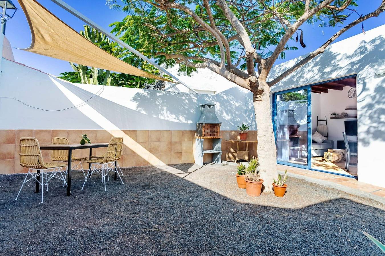 Apartamento inteiro, Apartamento de férias 'Casa Tagaide' com terraço partilhado, jardim partilhado e acesso Wi-Fi in Blanca Beach, Yaiza