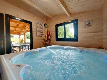 Chalet pour 6 personnes, avec terrasse et sauna ainsi que piscine et jacuzzi en Bretagne