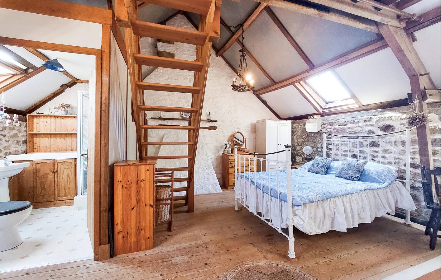 Riverside Retreat with Garden & Parking - 500m to Le Beuvron in Le Ferré, Fougères-Vitré