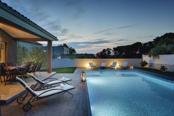 Ferienhaus für 9 Personen, mit Balkon und Terrasse sowie Garten und Pool