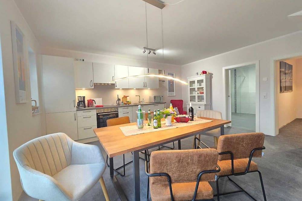 Friesenkate Backbord: Modernes Ferienhaus mit eingezäuntem Garten und Terrasse in Hagermarsch, Landkreis Aurich