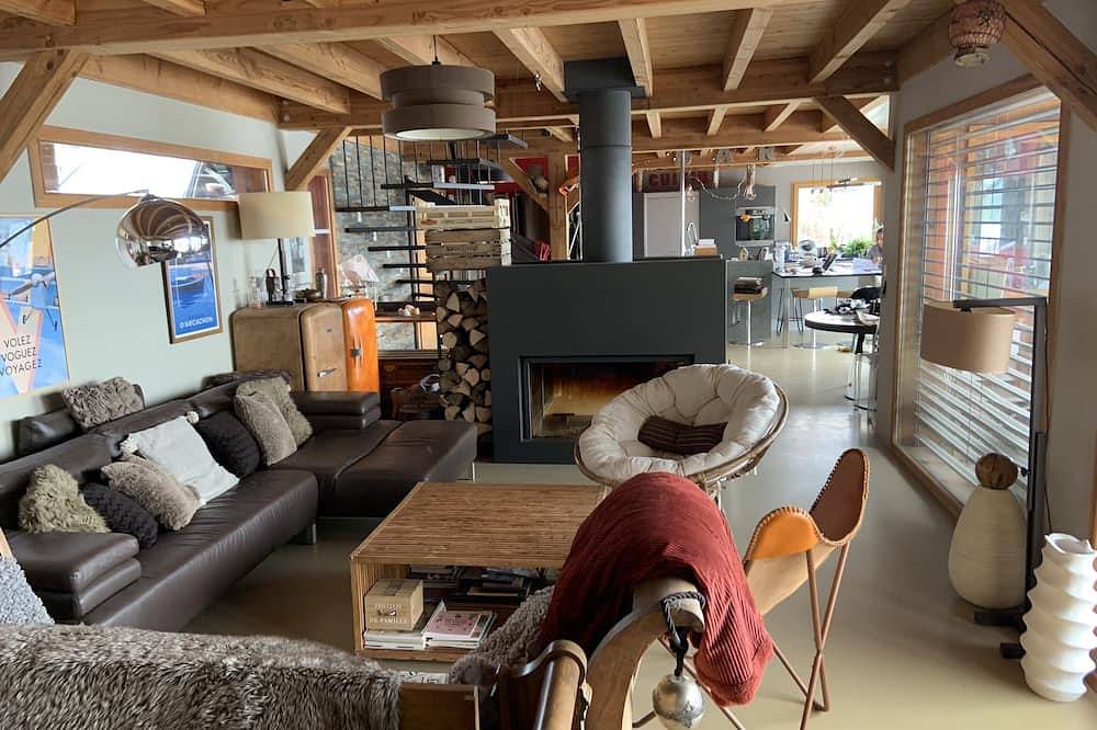 Villa contemporaine en bois, vue panoramique sur lac d'Annecy et ses montagnes. in Pringy, Annecy (commune)