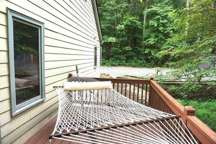 Vacation rental for 10 people, with hot tub and pool as well as terrace in Wintergreen