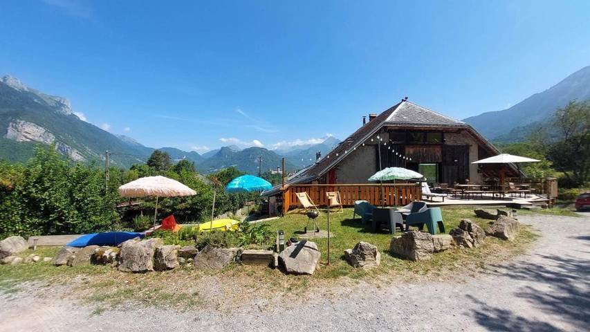 Location de vacances pour 4 personnes, avec Balcon et Terrasse ainsi que Jacuzzi et Jardin à Faverges