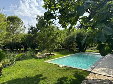 Gîte pour 6 personnes, avec piscine ainsi que jardin et vue à Vézénobres