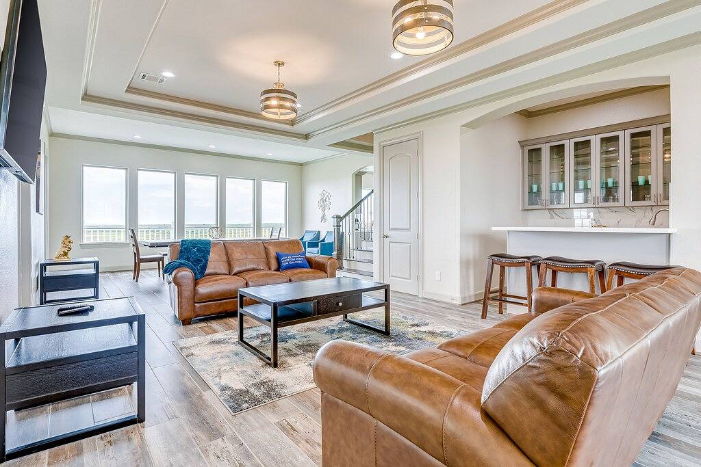 Beautiful bayfront home with pool, hot tub & central Ac in Galveston Island, Galveston