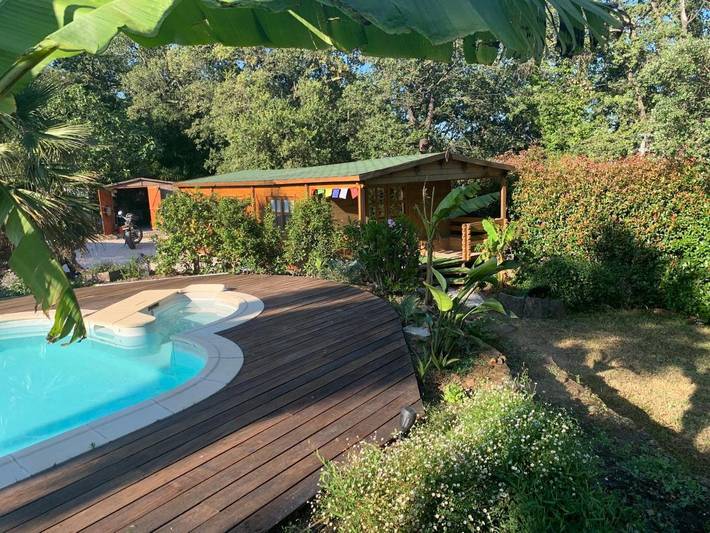 Chalet pour 3 personnes, avec jardin ainsi que vue et piscine
