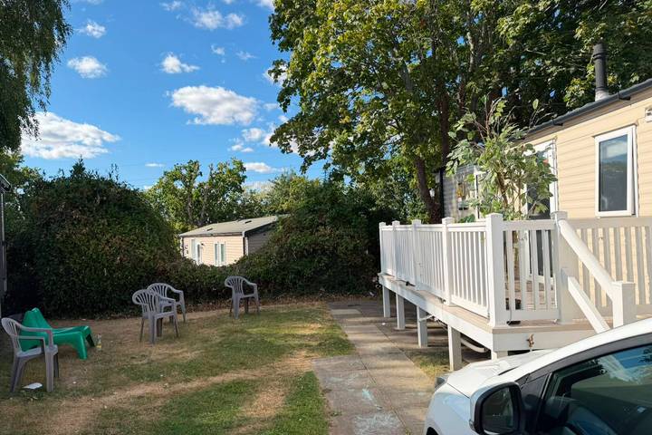 Cabin Sleeps 8 - Free Parking, Patio, Pool in Poole, Poole Harbour