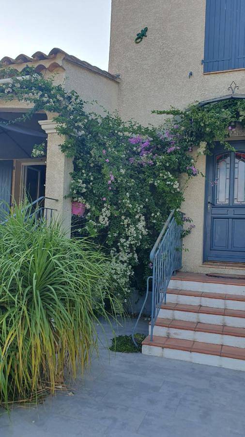 Location de vacances pour 2 personnes, avec piscine ainsi que jardin et terrasse, animaux acceptés à Bellegarde - 3