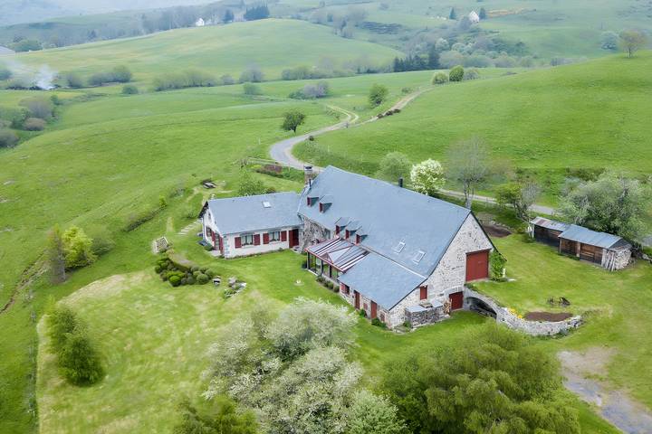 Location de vacances pour 4 personnes, avec jardin, adapté aux familles à Chambon-sur-Lac - 2