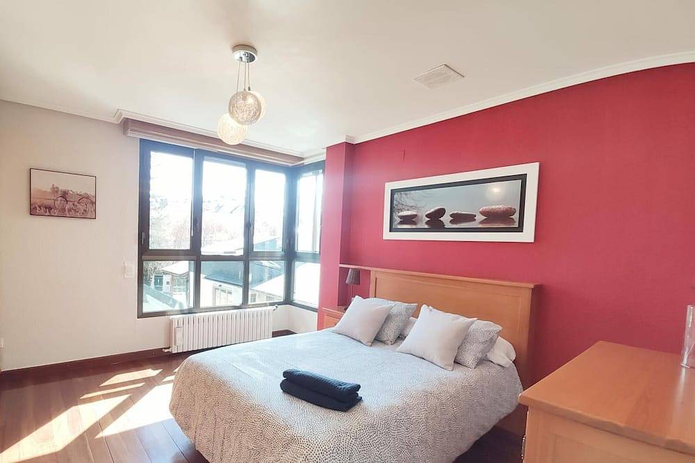 Spacious Villa in Jaca with Private Pool and Garden in Jaca, Spanish Pyrenees