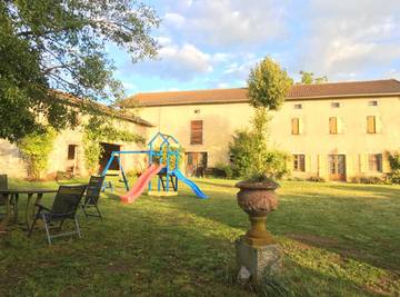 Gîte pour 9 personnes, avec terrasse et jardin à Félines
