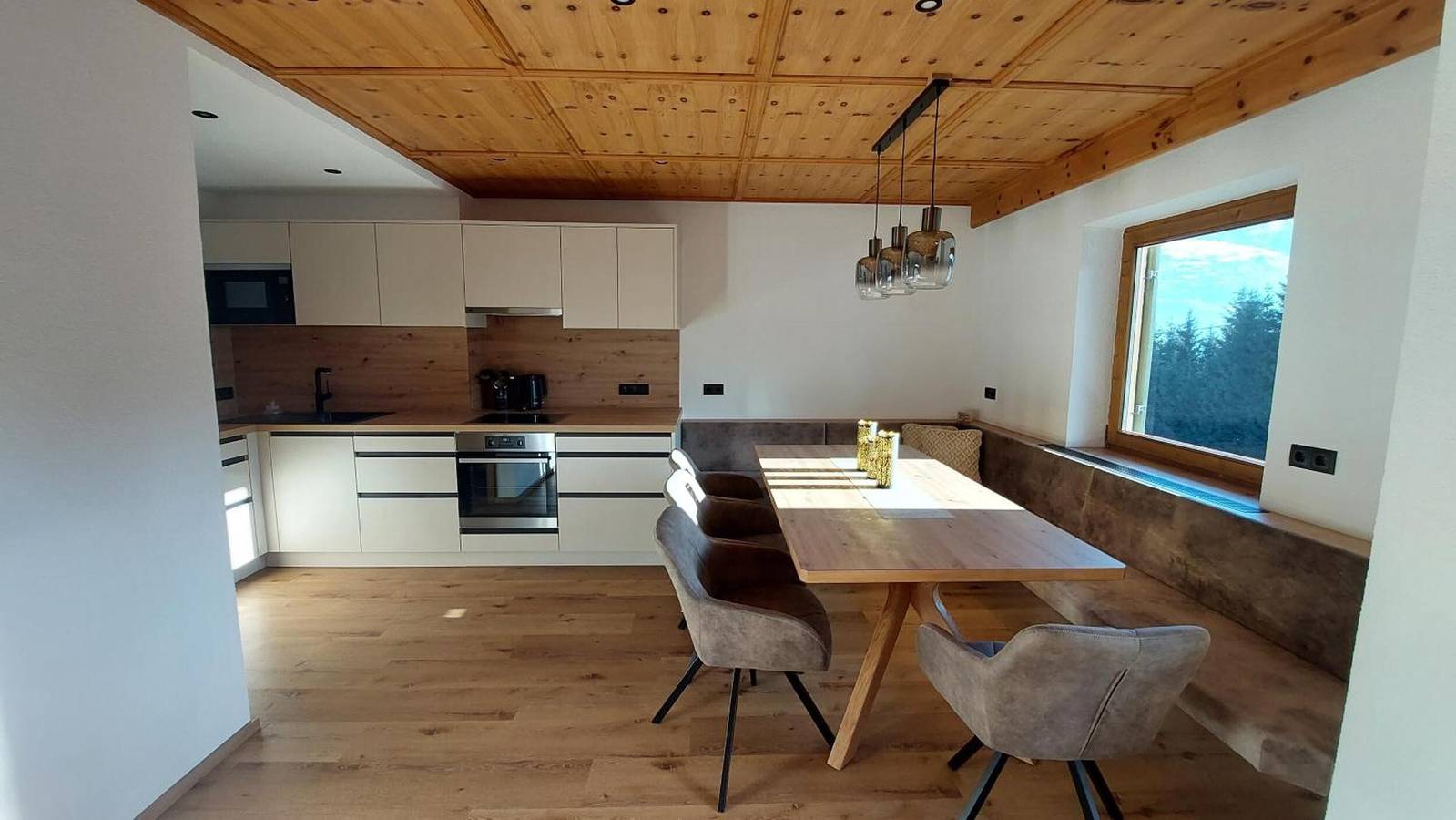 Ganze Wohnung, Apartment „Gästehaus Christoph“ mit Bergblick, Balkon und Wlan in Tuxer Alpen, Ried im Zillertal
