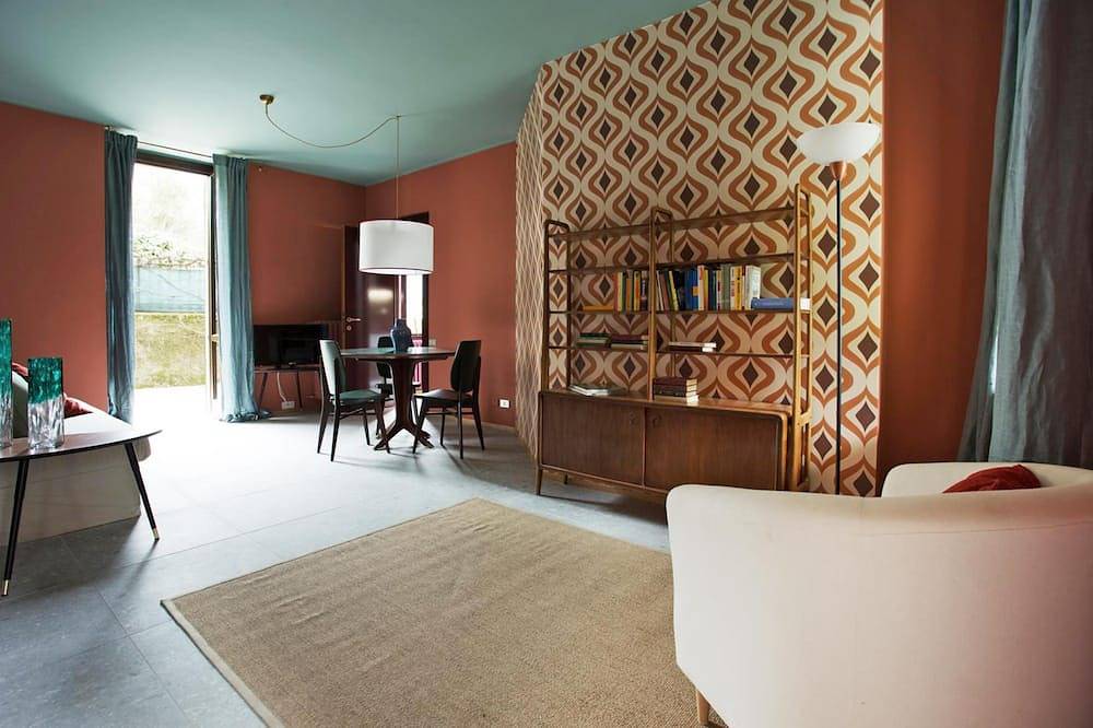 Hel lejlighed, Suite \"Lavarello\" at 2 steps from the lake with private dehor, lounge bar and swimming pool in Riva (Faggeto Lario), Faggeto Lario