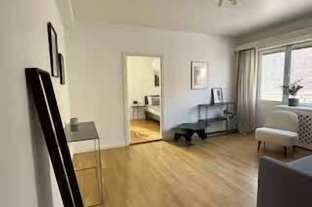 Ganze Wohnung, Quiet 1Br Apartment with Balcony, 20min to City in Hägersten-Liljeholmens stadsdelsområde, Schwedische Ostsee