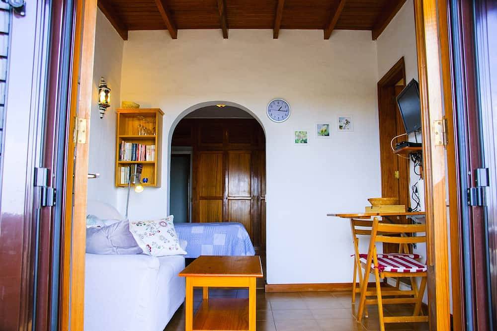 Estudio para 2 personas, wifi gratis, piscina climatizada comunitaria, Tv sat in Tahiche, Teguise