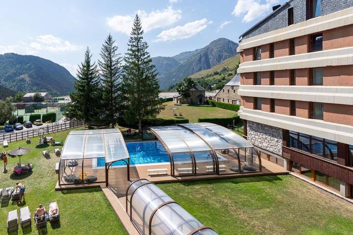 Hôtel pour 2 personnes, avec jacuzzi et piscine ainsi que sauna et jardin