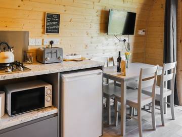 Glamping for 4 People in Brynsiencyn, Isle of Anglesey, Photo 3