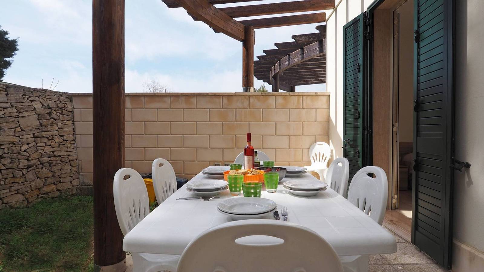 Garden Villa, 2 bedrooms, by the sea, 7 sleeps. in Torre Suda, Racale