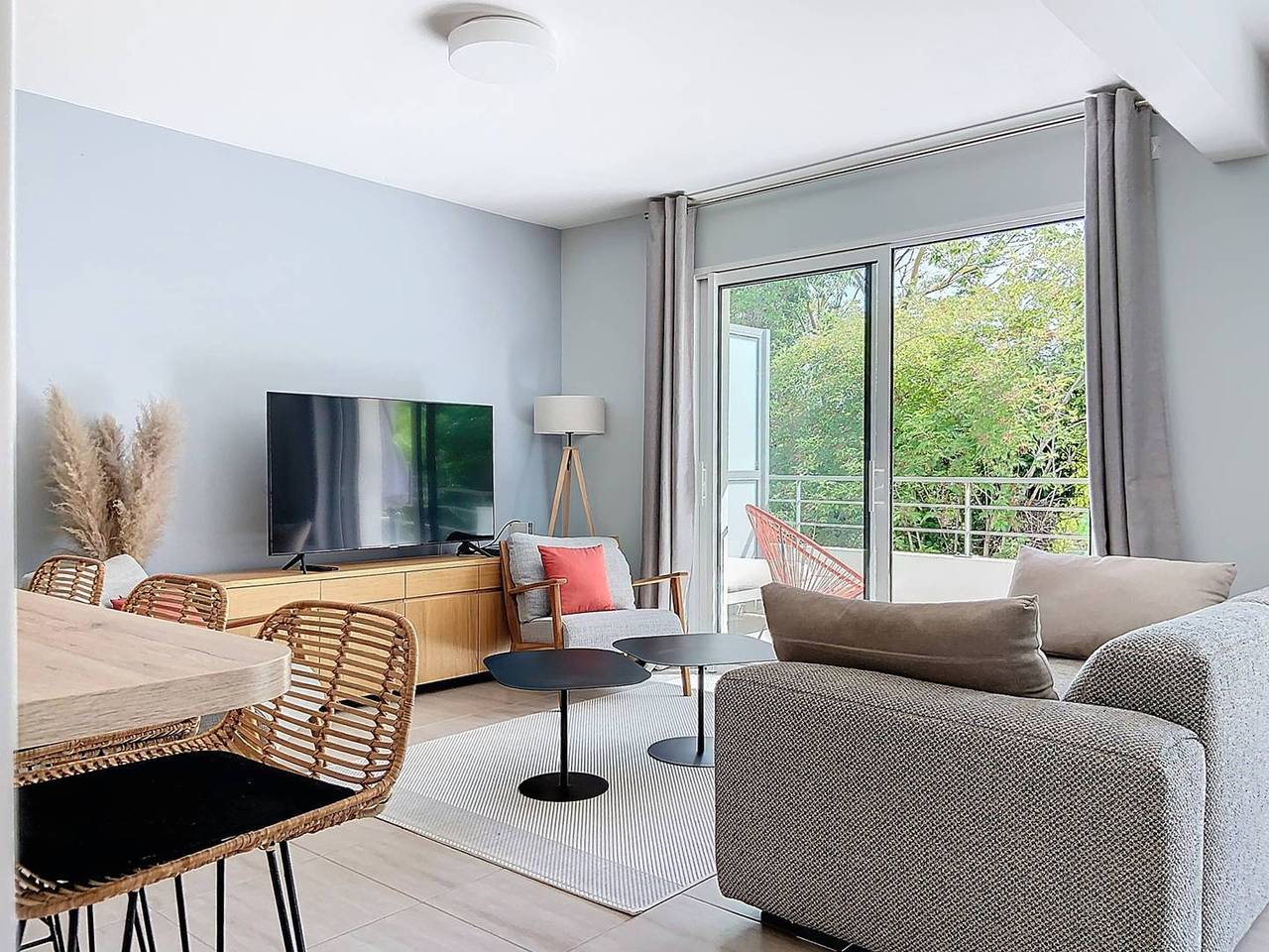Entire apartment, Beachside Apartment with Terrace, Pool, and Ac in Les Lecques, Saint-Cyr-sur-Mer