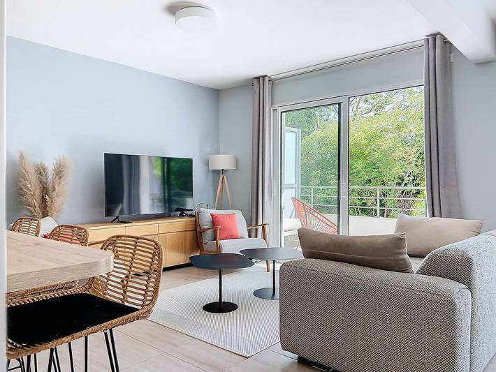 Entire apartment, Beachside Apartment with Terrace, Pool, and AC in Les Lecques, Saint-Cyr-sur-Mer