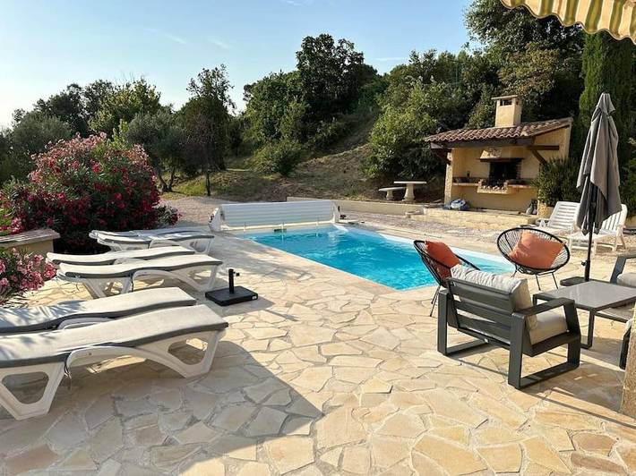 Location de vacances pour 9 personnes, avec Terrasse ainsi que Piscine et Vue à Saint-Jean-de-Serres