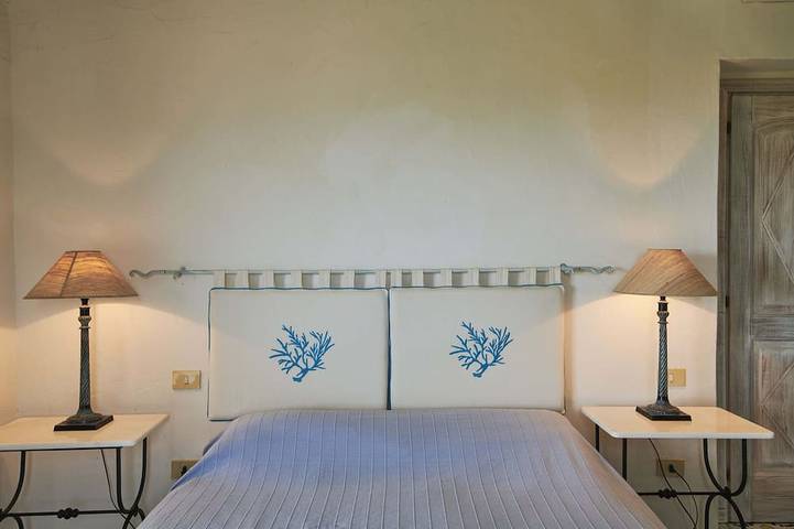 Große, prestigeträchtige und private Panoramavilla mit privatem Holz. in Arzachena, Costa Smeralda