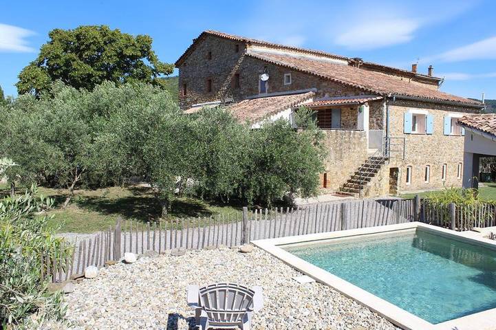 Gîte pour 4 personnes, avec jardin et piscine à Saint-Jean-du-Pin