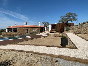 Gîte pour 3 personnes, avec vue et piscine ainsi que jardin et vue sur le lac dans Almodôvar