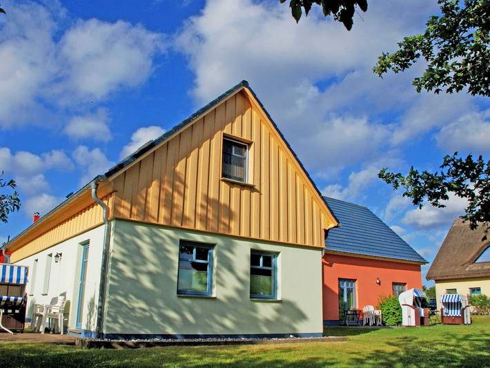 Ganze Ferienwohnung, Ferienappartements zum Ostseestrand mit Terrasse - Appartement 2 Ostseehus mit Terrasse in Lobbe, Mönchgut