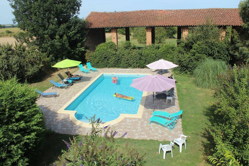 3 gites spacieux qui peuvent être rejoints  avec piscine chauffee in Saverdun, Ariège