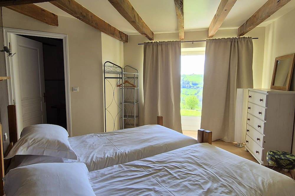 La Grange, a tranquil retreat filled with modern touches, near Mur de Barrez in Mur-de-Barrez, Massif Central