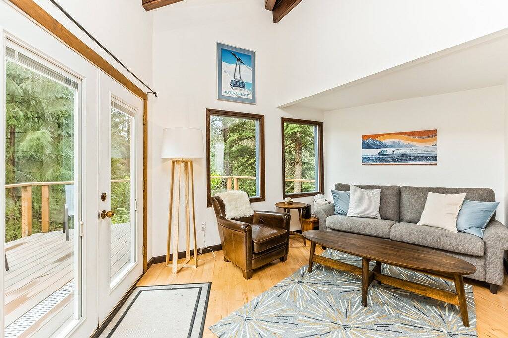 Quiet & contemporary cabin with spacious deck & mountain views - dogs welcome in Girdwood, Anchorage