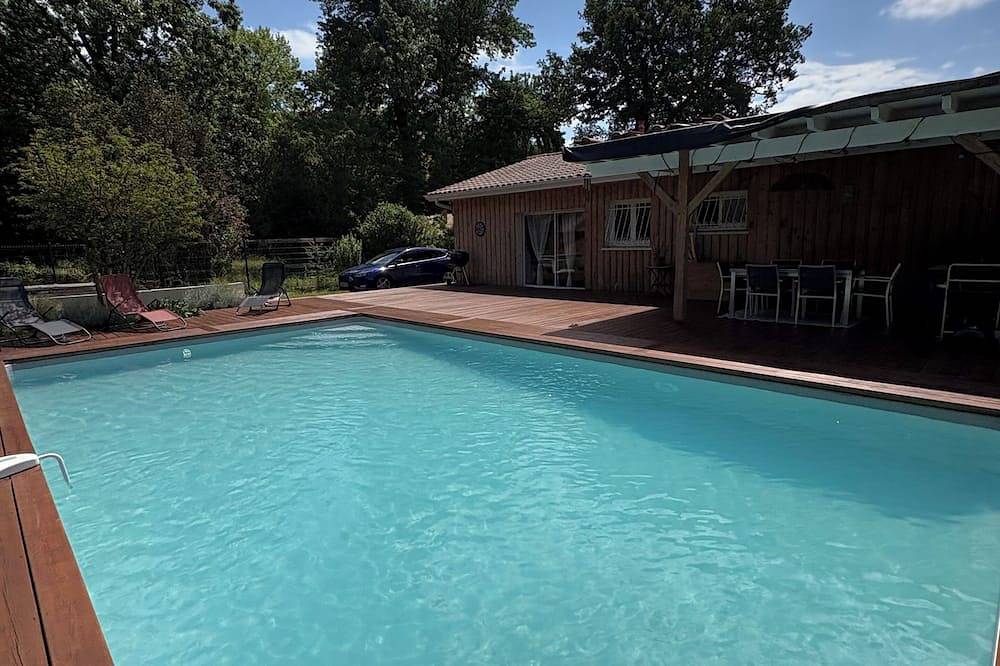 House with swimming pool on the edge of the Arcachon basin. in Biganos, Region de Arcachon