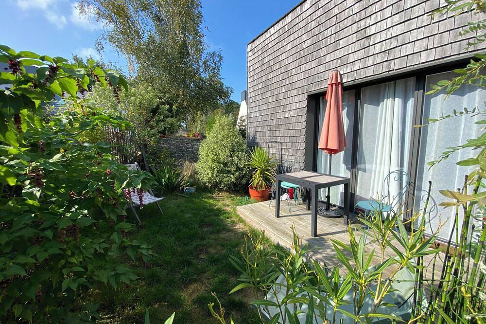 Apartamento entero, Small duplex with garden, near the charming port of Le Bono, pets welcome in Bono, Côte des Mégalithes