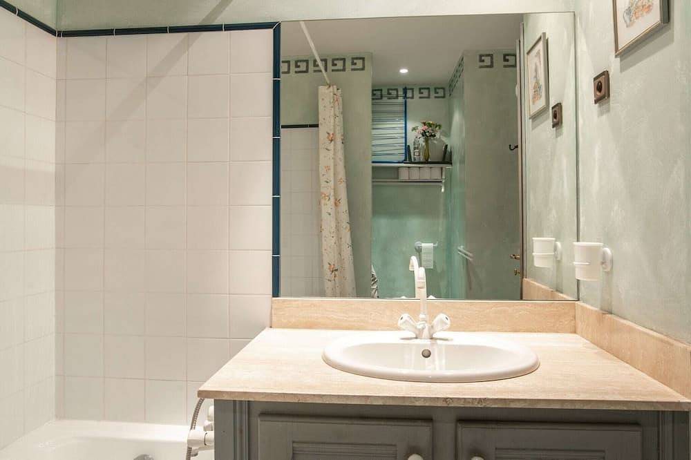 Entire apartment, Studio in Montbrun Castle with Pool in Montbrun-les-Bains, Nyons region