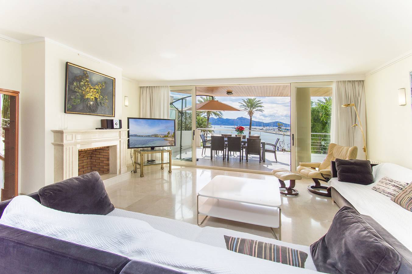 Entire apartment, Seafront Apt Acuario by Js Villas in Port de Pollença, Pollença