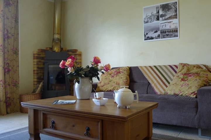 Gîte pour 5 personnes, avec Terrasse ainsi que Jardin et Piscine à Verzeille - 4