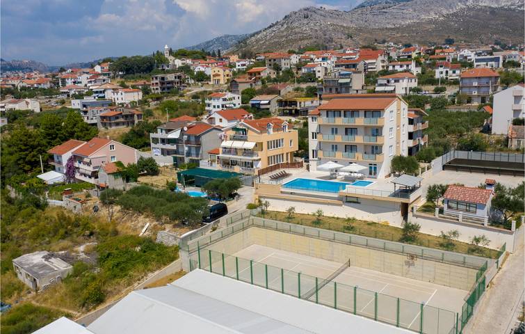 Casa de vacaciones para 24 personas, con jacuzzi además de sauna y terraza - 1