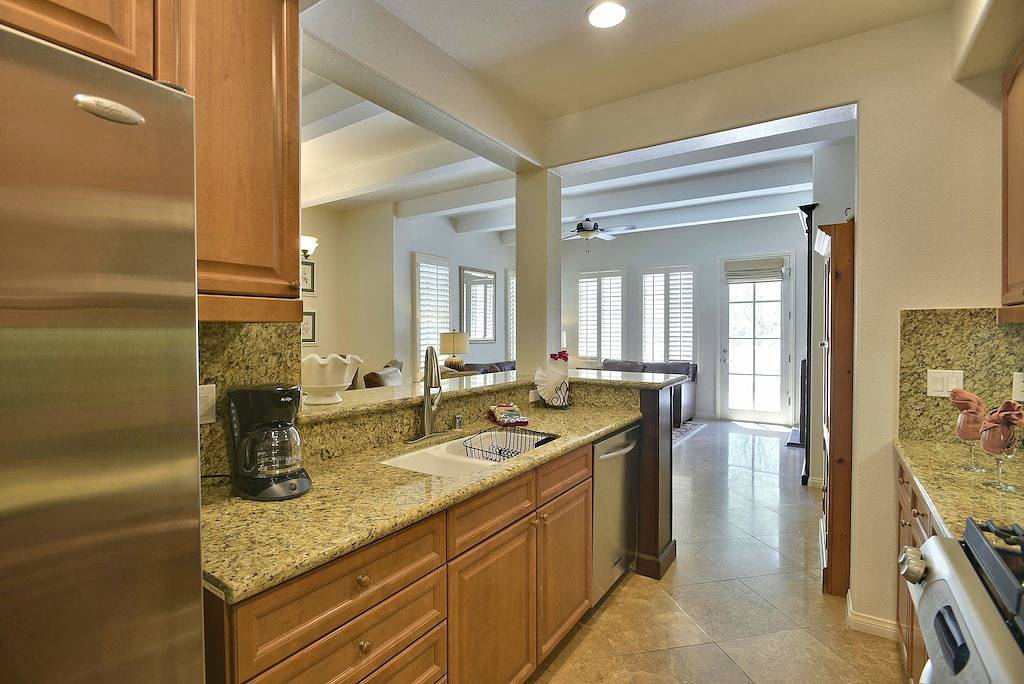 Ganze Wohnung, Atemberaubende 2-stöckige spanische Stadthaus, Mtn. Aussicht, Privatterrasse, Gar. Für 2 Autos. und mehr! in La Quinta (CA), Coachella Valley