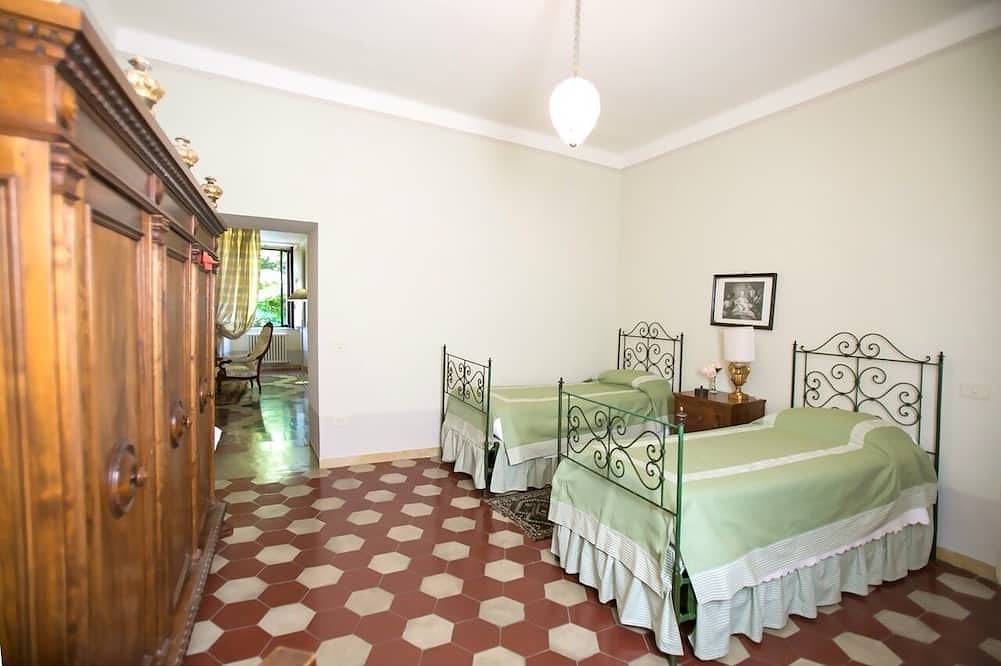 Villa Ascara - Fifteen Bedroom Villa, Sleeps 30 in Siena, Siena Province
