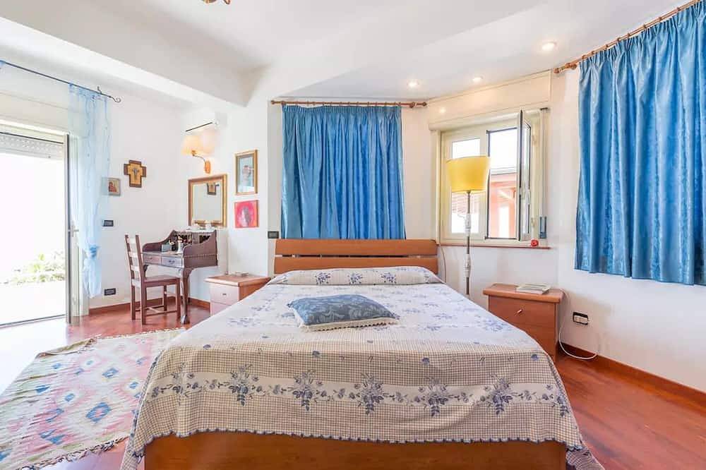 Incredibile villa sulla spiaggia, vista Isole Eolie, accesso diretto al mare in Mongiove, Patti
