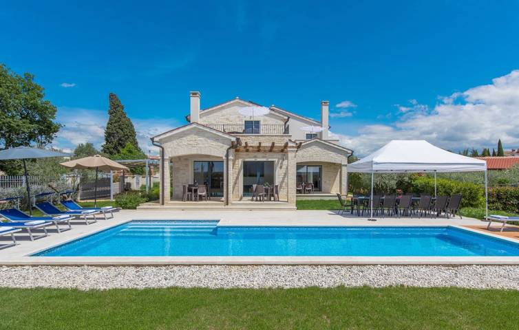 Ferienhaus für 14 Personen, mit Balkon/Terrasse und Garten sowie Pool
