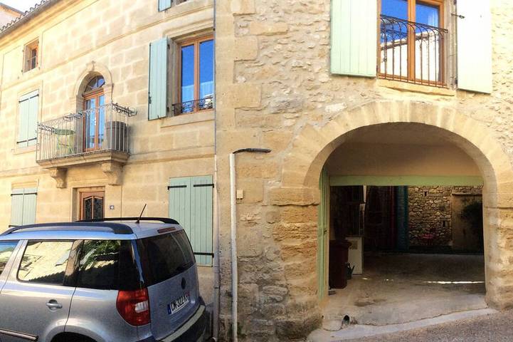 Ganze Wohnung, T3 Zentrum des Dorfes in der Nähe von Geschäften und Fluss in Collias, Nimes und Umgebung