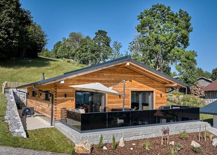 Chalet für 2 Personen, mit Balkon/Terrasse und Balkon sowie Whirlpool und Terrasse in Mauth