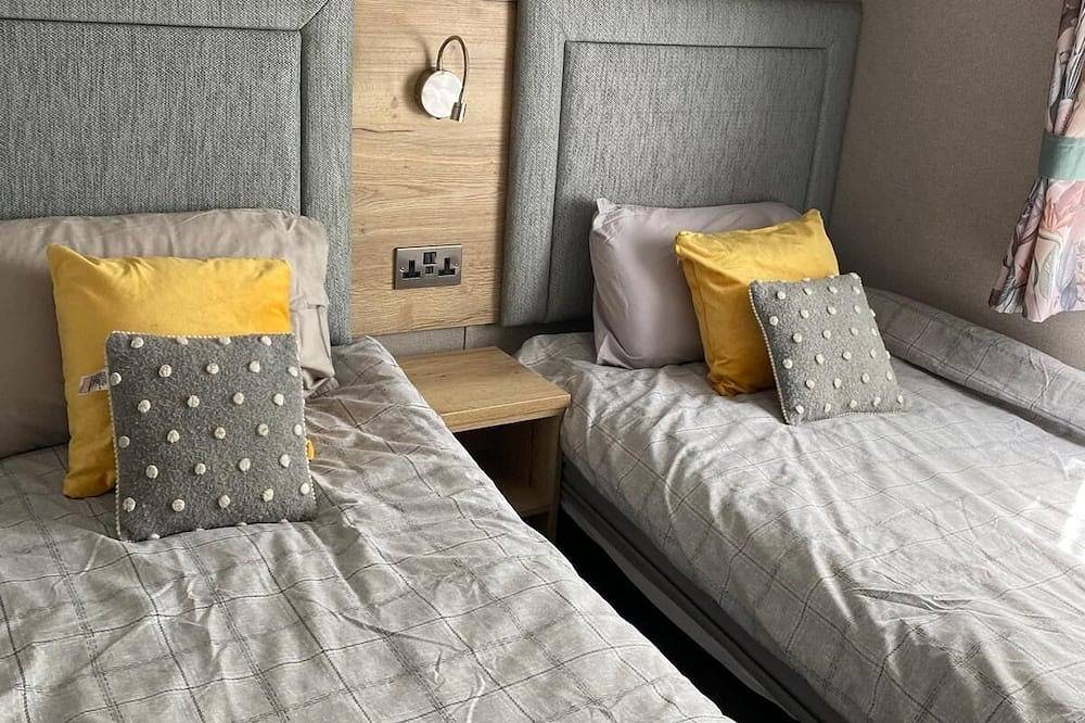 Coghurst Hall Holiday Home Sleeps 6, 2 bedrooms in Guestling, Sussex Est