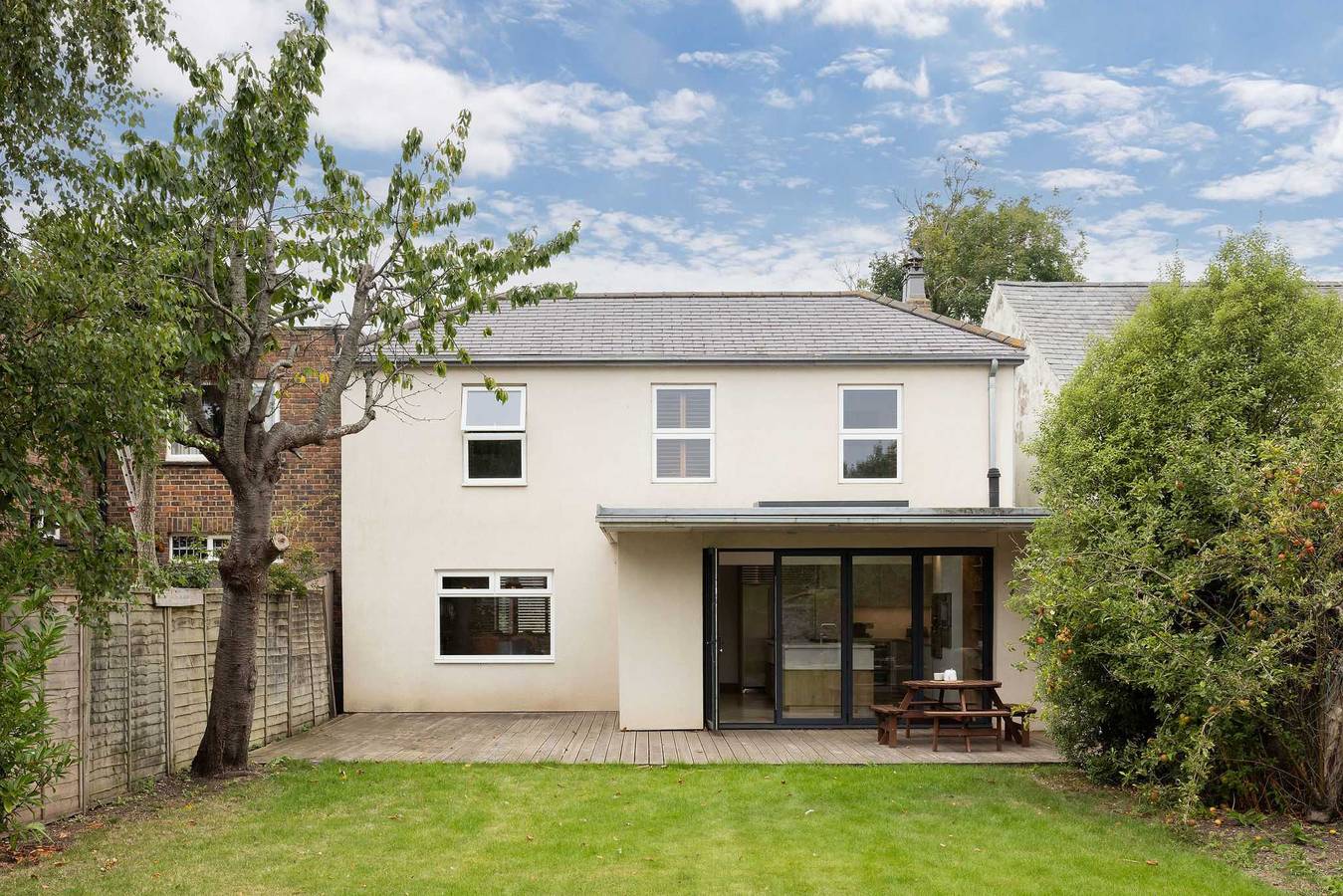 Spacious 4-Bed Near City & Sea in Hunston, West Sussex