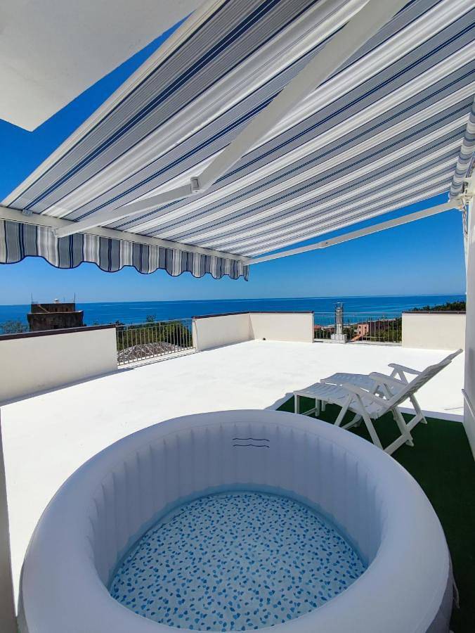 Appartamento per 3 persone, con Idromassaggio e Terrazza nonché Piscina e Panorama a Paola
